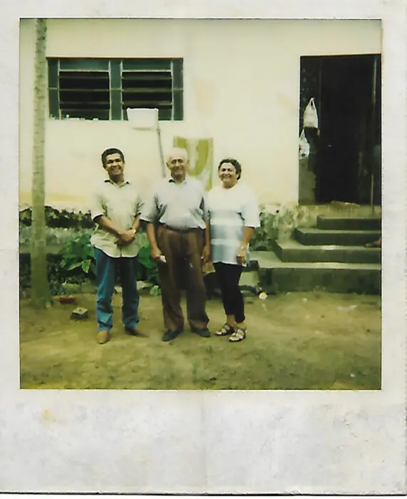 AQUI É LONGE DE LÁ